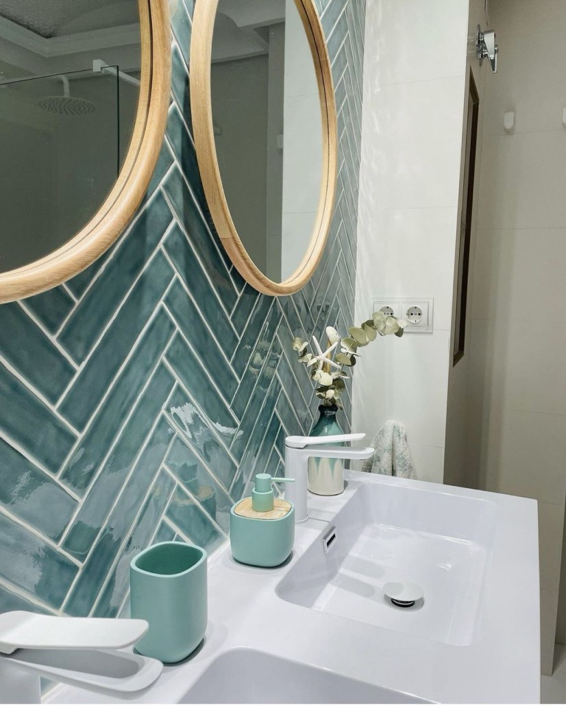 Baño con azulejo verde en espiga